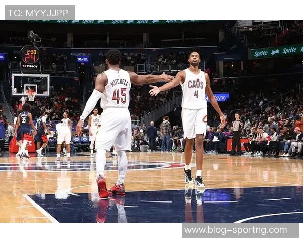 内外结合！米切尔与小莫布里上半场各自贡献12分5篮板2助攻表现出色